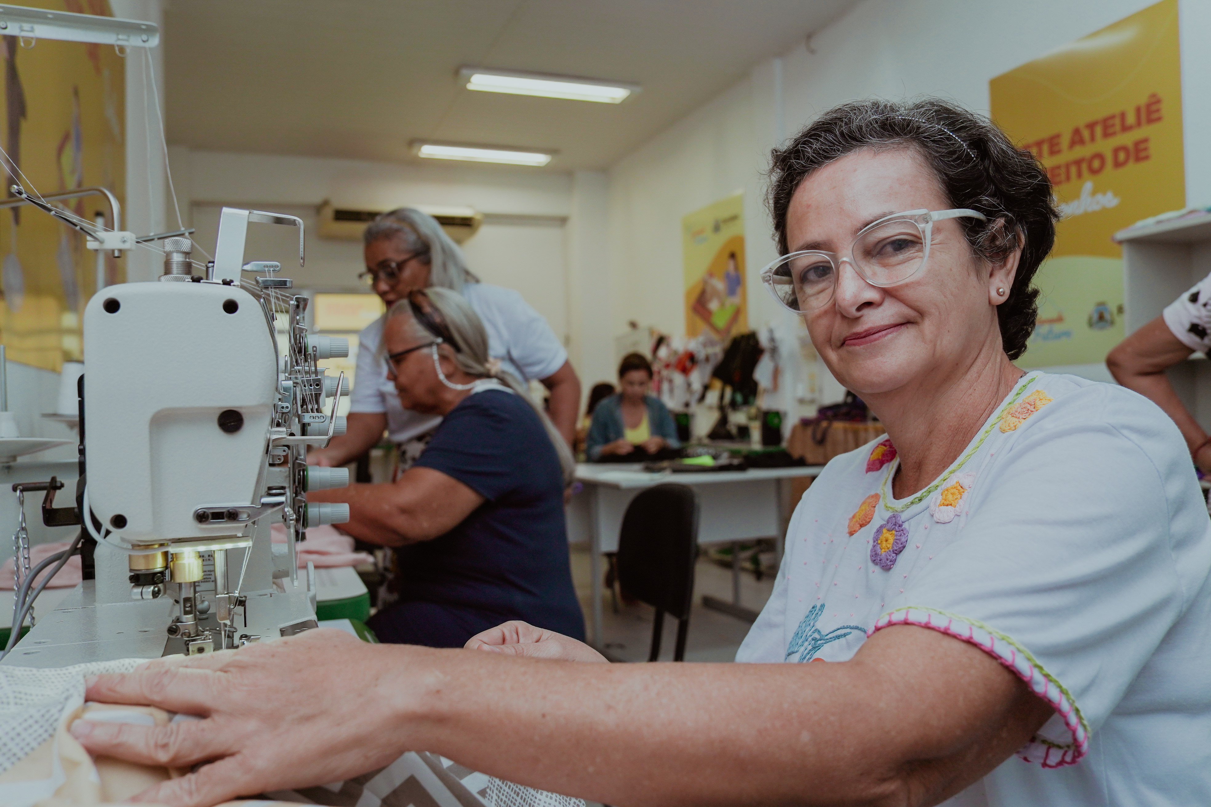 Mércia na máquina de costura